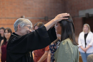 Regionalbischöfin segnet Religionslehrerin